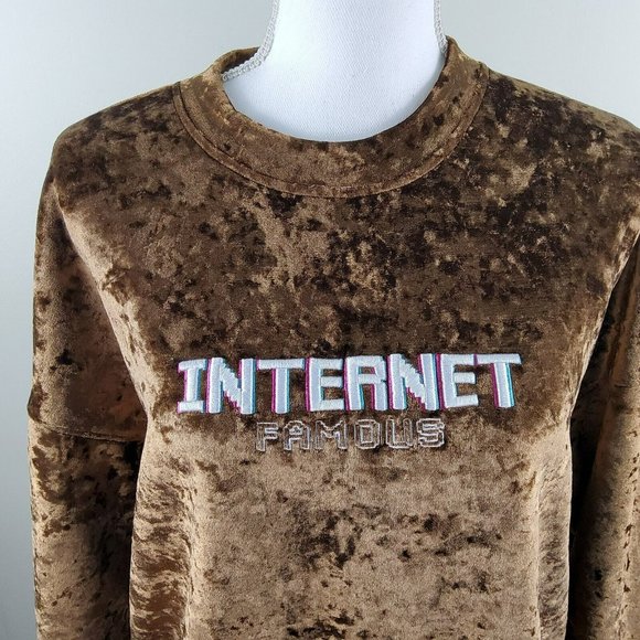 Urban Revivo Women's Velvet "Internet Famous" Pullover Sweatshirt Size 8 - Picture 2 of 4